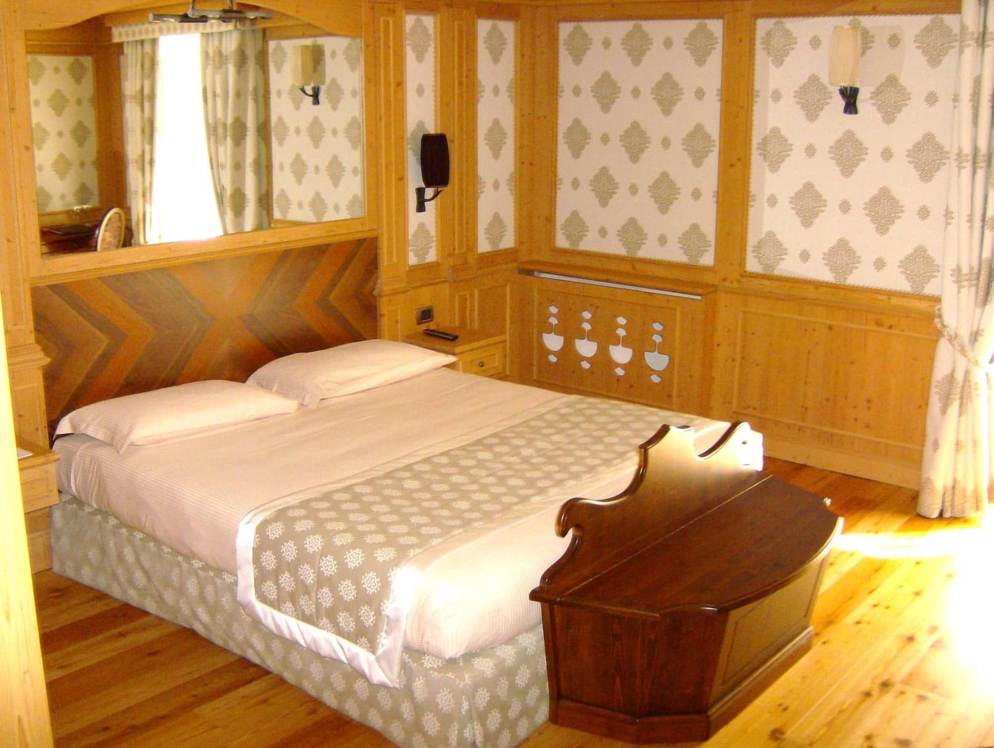 Cristal Palace Hotel Madonna di Campiglio Bagian luar foto